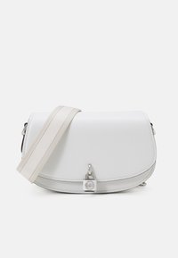 Borsa a tracolla bianca in pelle con forma strutturata, hardware in argento e tracolla staccabile di color crema con dettagli di cucitura.