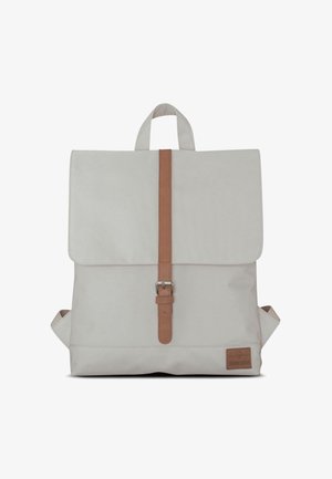 Mochila gris claro con una solapa, correa de cuero marrón y hebilla, dos bolsillos laterales, tejido texturizado y una etiqueta con el logo.