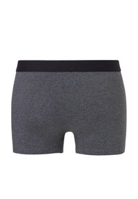 Shorts en coton gris avec une ceinture élastique noire. Présentent une texture lisse et une coupe droite, adaptés à un style décontracté.
