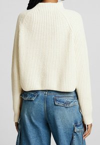 Bershka Strickpullover - white