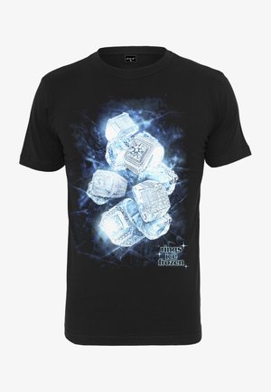 Černé tričko s grafickým designem ledových diamantových prstenů v stříbrných tónech, s textem "prsteny ledové zamrzlé" ve stylizovaném písmu.