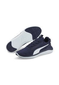 Scarpe da ginnastica blu navy con tomaia in rete, accento di logo bianco, suola testurizzata e tallone imbottito per comfort e supporto.