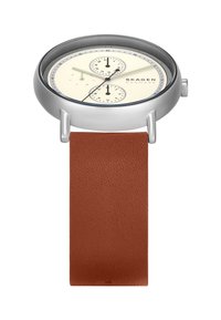 Reloj de acero inoxidable plateado en forma redonda con una esfera de color crema, dos subesferas y una correa de cuero marrón texturizado. Diseño simple y minimalista.