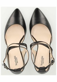 Chaussures à talons hauts en cuir noir avec un bout pointu et une bride de cheville. L'intérieur est beige, comportant un logo de marque imprimé sur la semelle intérieure.