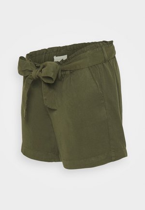 Oliven grønne shorts med høj talje, stofbælte bundet i en sløjfe og elastisk taljebånd på en ensfarvet baggrund.