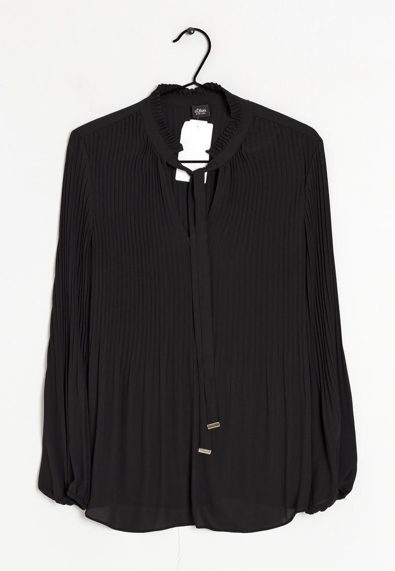 Blouse noire à manches longues en tissu plissé, avec col à volants et détail de lien sur le devant, présentée sur un cintre noir sur fond blanc.