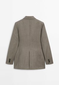 Vue arrière d'un blazer gris-brun sur mesure avec manches longues, une fente centrale dans le dos et quatre boutons noirs sur chaque manchette.