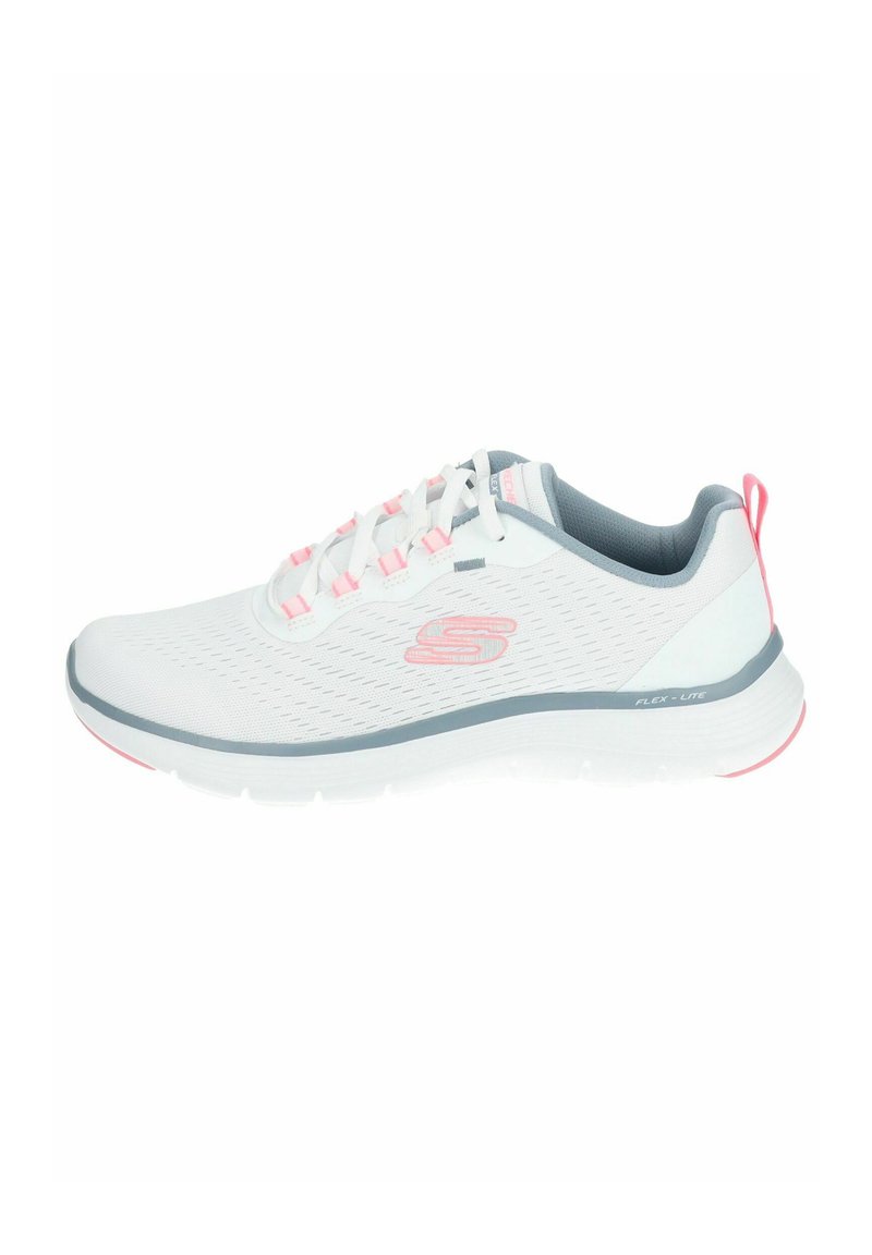 Scarpa sportiva bianca con tomaia in rete, accenti grigi, lacci rosa e suola testurizzata. Presenta un manico sul retro per facilitarne l'indossamento.