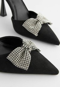 Next FOREVER COMFORT BOW POINT TOE HEELS  - Klasszikus sarkú cipők - black