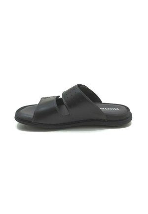 Infradito in pelle nera con due cinture larghe, dettagli perforati e suola texturizzata per una presa migliore. Design piatto adatto per un abbigliamento casual.