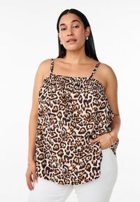 Top camicetta a stampa leopardo con elastico smock al collo, spalline sottili e vestibilità morbida. Il materiale sembra morbido con una texture leggera.