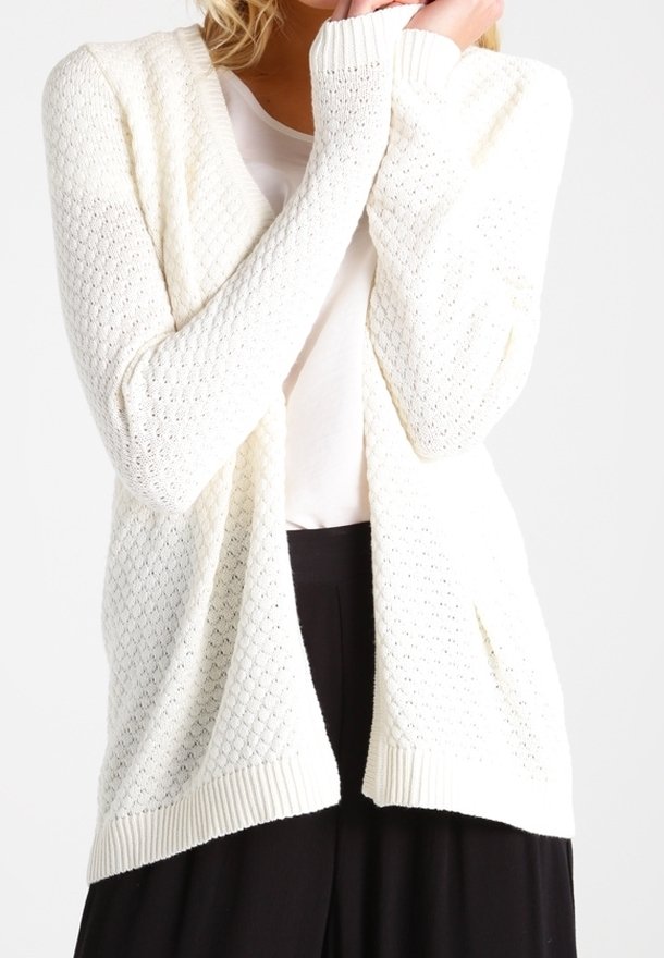 Bílý pletený cardigan s diamantovým vzorem, otevřený vpředu, s žebrovanými manžetami a lemem. Lehký, s uvolněným střihem a dlouhými rukávy.