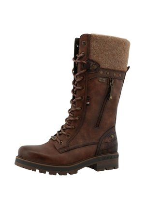 Brązowy zimowy but z sznurowaniem, bocznym zamkiem, sztucznym futerkiem na mankiecie, solidną podeszwą i ozdobnym przeszyciem na białym tle.