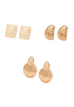 Trei perechi de cercei cu tija, cu nuanță aurie: pătrat zimțat, oval curbat zimțat și cerc neted cu design de picătură în partea de sus.