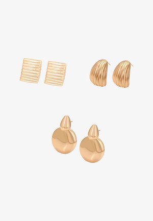 Trei perechi de cercei cu tija, cu nuanță aurie: pătrat zimțat, oval curbat zimțat și cerc neted cu design de picătură în partea de sus.