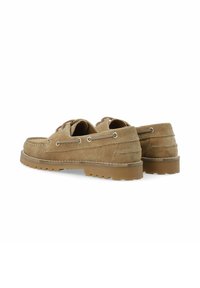 Braune Wildleder-Loafer mit niedrigem Profil, featuring einer kontrastierenden Gummisohle, silberfarbenen Ösen und dekorativen Nähten entlang der Kanten.