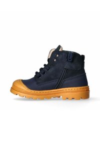 Stivale alla caviglia in pelle blu navy con suola in gomma beige, punta tonda e cerniera laterale. Chiusura con lacci sul davanti con sei occhielli per una vestibilità sicura.