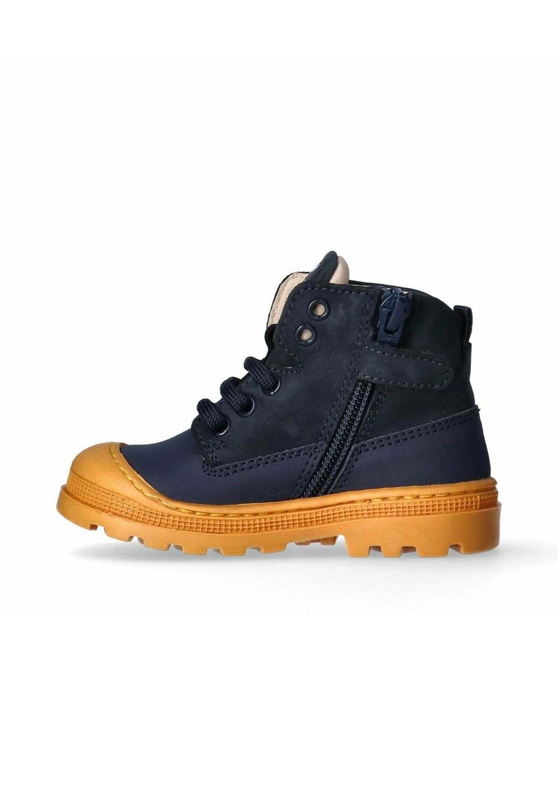 Stivale alla caviglia in pelle blu navy con suola in gomma beige, punta tonda e cerniera laterale. Chiusura con lacci sul davanti con sei occhielli per una vestibilità sicura.