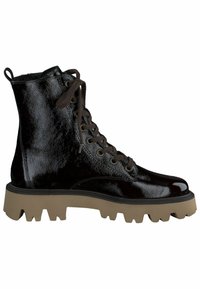Stivale in pelle verniciata nera con finitura testurizzata, lacci marroni e suola in gomma beige spessa. Presenta una linguetta sul tallone a occhio.