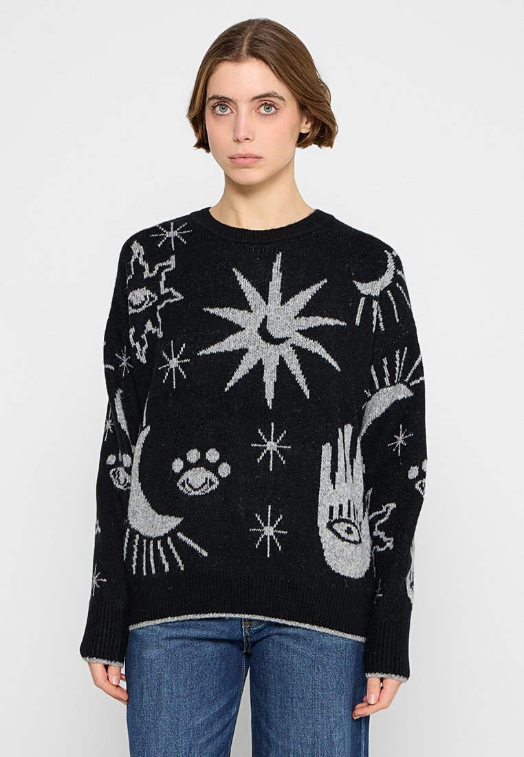 Maglione nero con motivi celestiali argentati, tra cui stelle, mani e occhi. Vestibilità ampia, polsini e orlo a coste, tessuto lavorato a maglia testurizzato.
