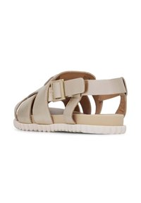 Sandales beige avec une tige synthétique lisse, un design à plusieurs lanières, une boucle ajustable et une semelle épaisse blanche texturée pour une meilleure adhérence.