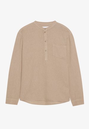 Chemise beige à manches longues avec un col henley, patte de boutonnage, poche poitrine gauche, texture douce et ourlet arrondi.