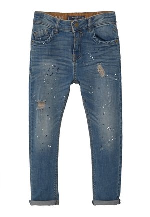 Blauwe spijkerbroek met opgerolde pijpen, versleten plekken en witte en zwarte verfspatten, voorzien van voorzakken en riemlussen.