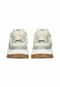 Sneakers platform con tomaia in tessuto bianco e grigio, dotate di un accento peloso, dettagli metallici e una suola in gomma testurizzata color gum.