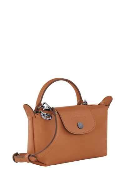 Hellbraune Lederhandtasche mit strukturierter Form, kurzem Griff und abnehmbarem Schulterriemen. Verfügt über einen Druckknopfverschluss und ein geprägtes Logo.