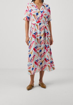 Robe midi à manches courtes avec un motif abstrait coloré dans des nuances de rose, bleu et beige. Elle dispose d'une taille à nouer et d'un tissu léger.