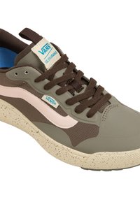 Zapatilla Vans Ultraculture en verde oliva y marrón, con una franja rosa, upper de tela, acentos texturizados y una suela beige moteada.