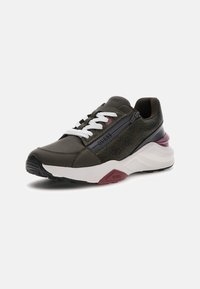 Ciemnozielone sneakersy z siateczkową cholewką, białymi sznurówkami i masywną białą podeszwą. Posiadają logo GUESS i akcenty w kolorze burgundu.