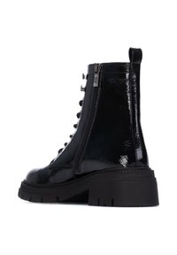 Stivali ankle in pelle verniciata nera con suola spessa, zip laterale e occhielli metallici per i lacci, caratterizzati da una costruzione robusta.