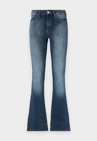 Jeans de mezclilla azul acampanados con una cintura a media altura, acabado desgastado y diseño tradicional de cinco bolsillos. Textura suave y detalles de costura sutiles.
