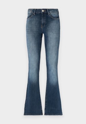 Jeans de mezclilla azul acampanados con una cintura a media altura, acabado desgastado y diseño tradicional de cinco bolsillos. Textura suave y detalles de costura sutiles.