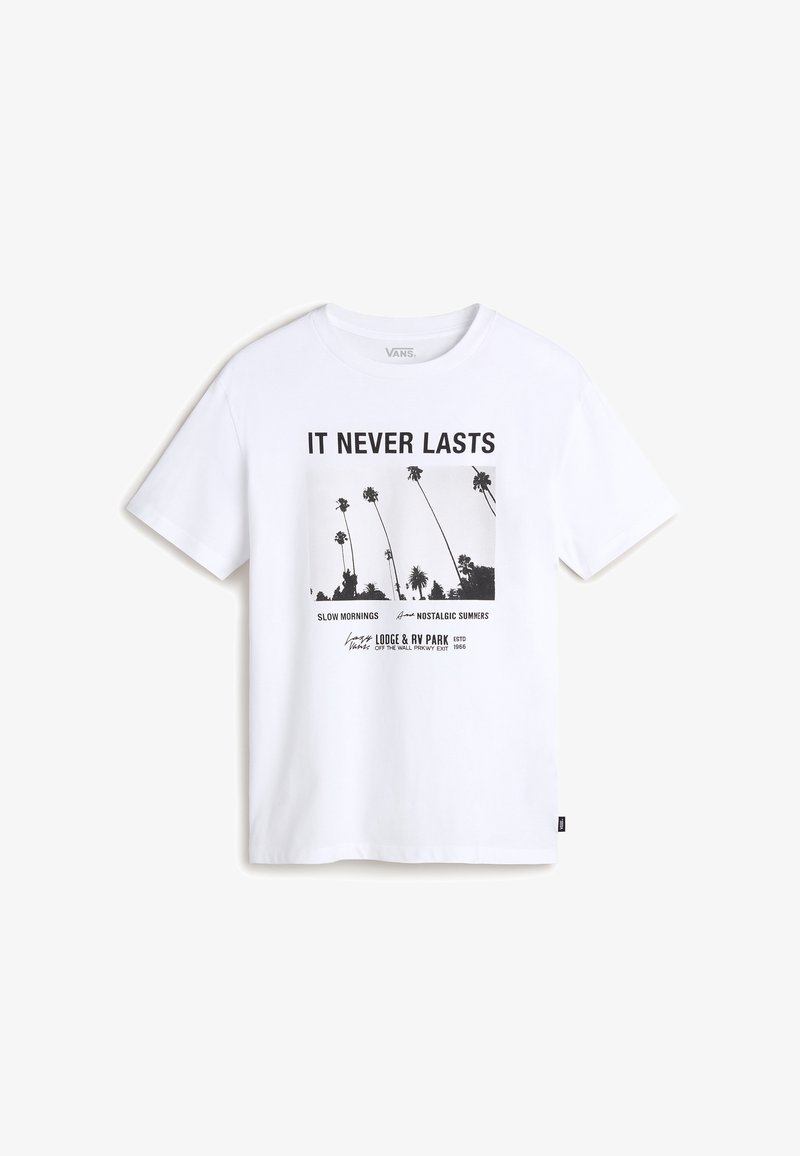 Hvid bomulds t-shirt med et sort grafisk tryk af palmer med teksten "DET VARER ALDRIG" og "Vans Lodge & RV Park." Korte ærmer.