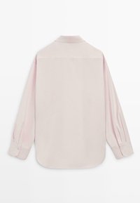 Zadní pohled na světle růžovou košili s dlouhými rukávy, knoflíkovými manžetami a klasickým límečkem na bílém pozadí.