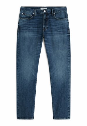 Vaqueros ajustados de denim azul para hombre con diseño clásico de cinco bolsillos, cierre de botones y sutiles detalles desgastados en las zonas del muslo.