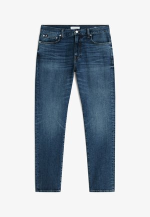 Jean denim slim bleu pour homme avec design classique à cinq poches, fermeture par boutons et détails légèrement délavés au niveau des cuisses.