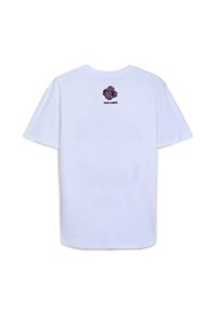 T-shirt bianco oversize con grafica di un fiore viola e testo "FRESH FLOWERS" sul retro. Maniche corte e materiale in cotone.