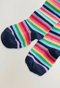Bunt gestreifte Socken mit pinken, grünen, blauen und gelben Streifen, die einen marineblauen Zehen- und Fersenbereich haben und aus einem weichen Stoff gefertigt sind.