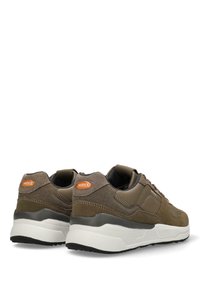 Bruna sneakers med olivgröna accenter, tillverkade av mocka och mesh. Har en vit mellansula, texturerade paneler och en orange logotyp på hälkappan.