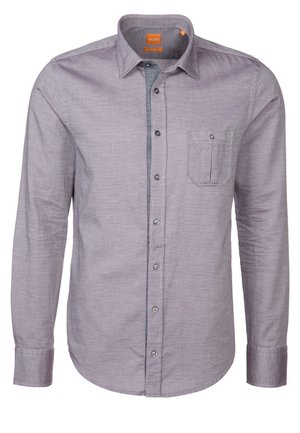 Męska koszula z długim rękawem na guziki, w jasnofioletowym kolorze, z teksturowanego materiału, z kieszenią na piersi, kołnierzykiem i zapinanymi na guziki mankietami.