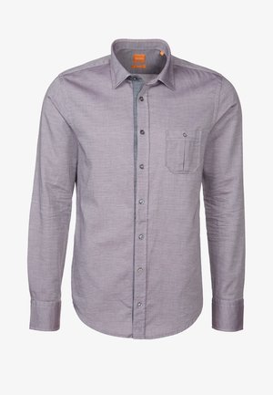 Męska koszula z długim rękawem na guziki, w jasnofioletowym kolorze, z teksturowanego materiału, z kieszenią na piersi, kołnierzykiem i zapinanymi na guziki mankietami.