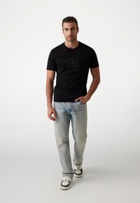 Guess LOGO BEFLOCKUNG - Camiseta estampada - schwarz