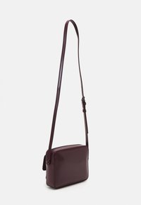 Calvin Klein RE-LOCK CAMERA BAG - Bandolera - oxblood