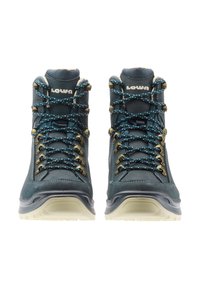 Een paar donkerblauwe wandelschoenen met witte zolen, metalen veteroogjes, geweven veters en gepolsterde kraag, weergegeven van voren op een witte achtergrond.