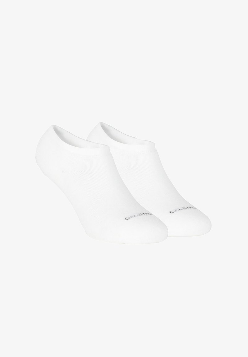 Calcetines tobilleros blancos hechos de material suave, con un diseño sin costuras y forma minimalista. Marcados con un logotipo sutil en la parte inferior.