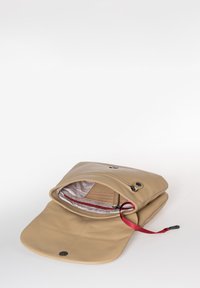 Beige Lederhandtasche mit umklappbarem Deckel, innen mit einer roten Reißverschlusstasche und Knopfverschluss. Glatte Textur mit minimalistischem Design.