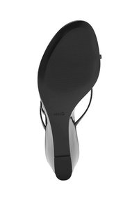 Zapato de tacón alto negro con un acabado liso y brillante y una suela de goma con patrón. Presenta correas delgadas alrededor del tobillo y un diseño de punta redondeada.
